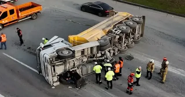 Eyüpsultan TEM Otoyolu’nda hafriyat kamyonu devrildi: Trafik yoğunluğu oluştu VİDEO İZLE