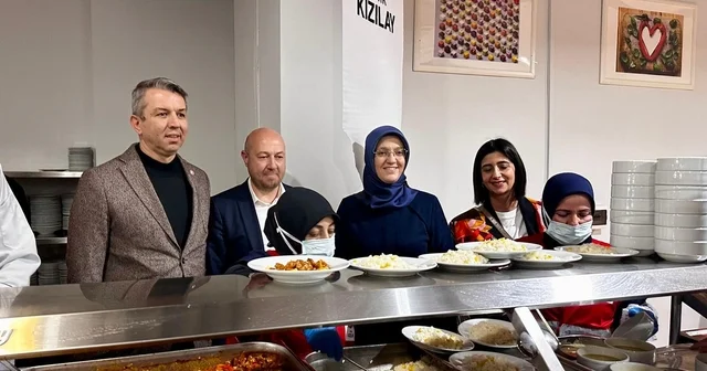 Türk Kızılay dan üniversitelilere gönül sofrası Manisa Haberleri