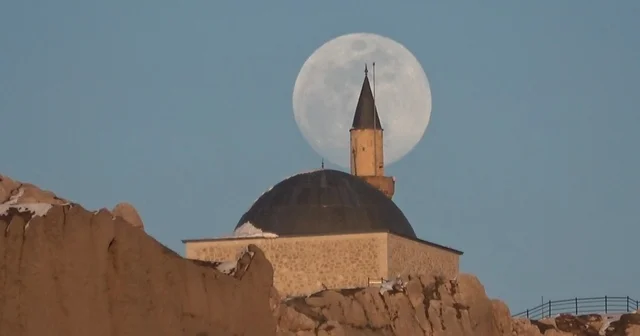 Van da tarih ile dolunayın buluşması görsel şölen sundu Van Haberleri