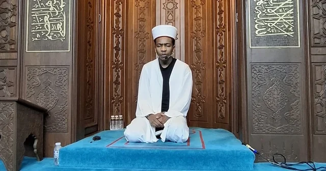 Farklı ülkelerden gelen öğrenciler teravih namazı kıldırıyor Eskişehir Haberleri