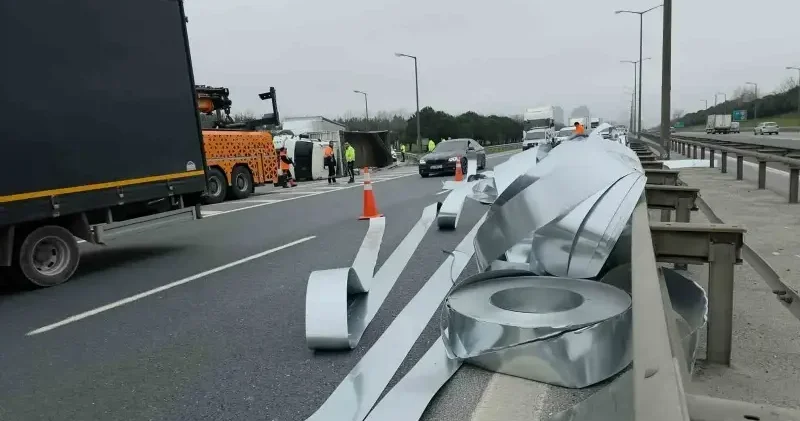İstanbul Edirne otoyolu’nda kaza: Rulo saclar yola savruldu İstanbul Haberleri