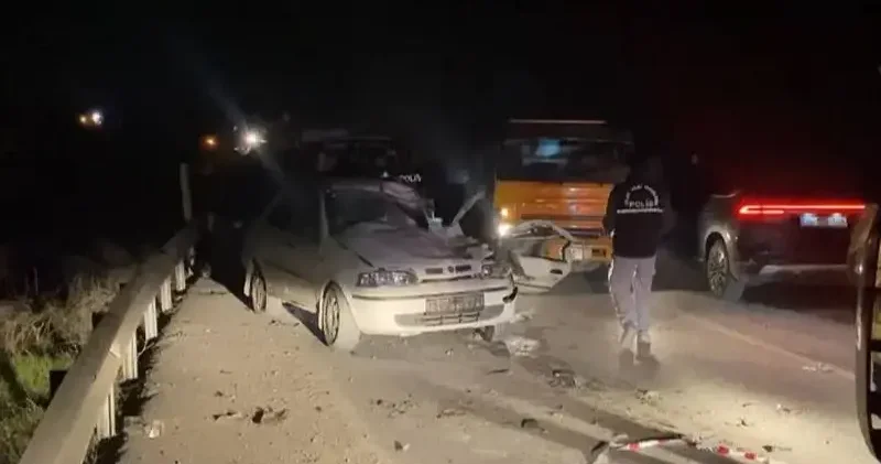 İstanbul da otomobil ile kamyonet kafa kafaya çarpıştı: Feci kazada ölü ve yaralılar var İstanbul Haberleri