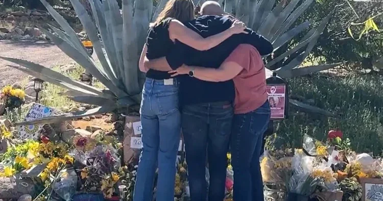 Uykusunda kaçırılan annesi bir aydır bulunamıyor… Ünlü sunucu çaresizce bekliyor… Evinin önünde gözyaşlarına boğuldu