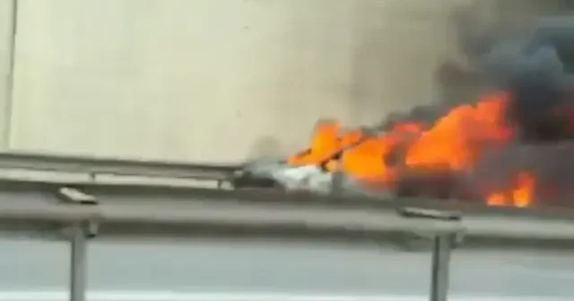 Kısıklı da araç alev aldı: Trafik durduruldu VİDEO İZLE