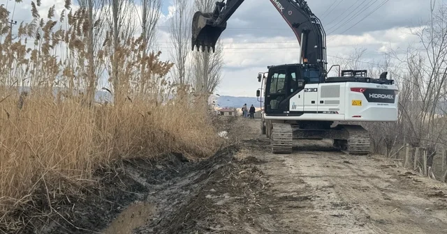 Tuzluca da 10 kilometrelik sulama hattı temizleniyor Iğdır Haberleri