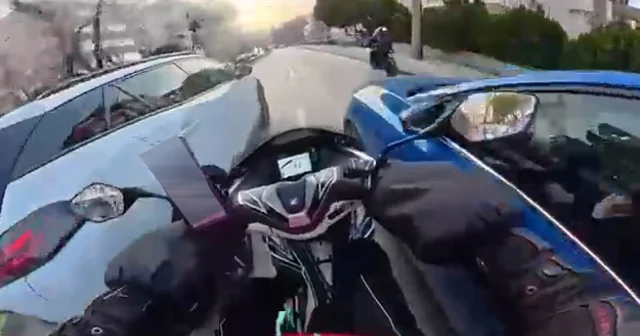 Motosikletiyle 2 aracın arasından geçmeye çalışan kurye kaza yaptı Bursa Haberleri