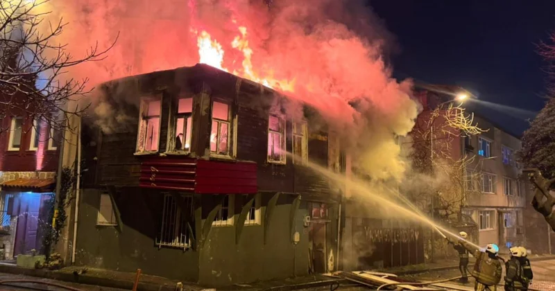 Üsküdar da 2 metruk binada yangın