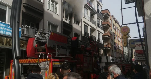 Giresun da 4 katlı apartmanın ikinci katında çıkan yangın paniğe neden oldu Giresun Haberleri