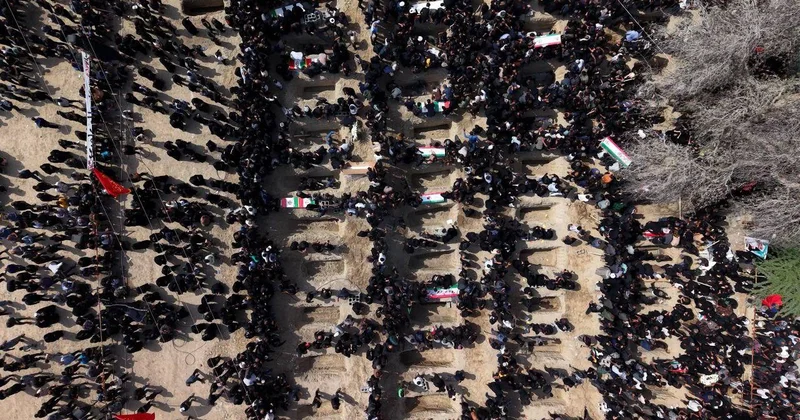 İran da okul saldırısında hayatını kaybeden 165 can için cenaze töreni düzenlendi