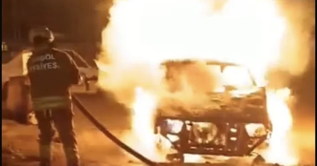 Bingöl de park halindeki araç alevlere teslim oldu Bingöl Haberleri