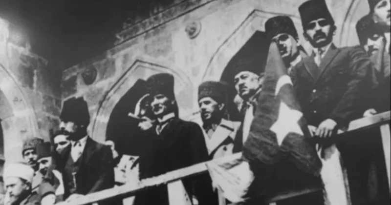 Karanlığa karşı çizdiğin yoldan ayrılmayacağız! Devrim 102 yaşında Sözcü Gazetesi