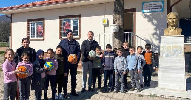 Bilecik te jandarmadan öğrencilere spor malzemesi desteği Bilecik Haberleri