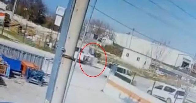 Dönüş yapan minibüse çarpan motosikletin sürücüsü yaralandı; kaza kamerada Bursa Haberleri