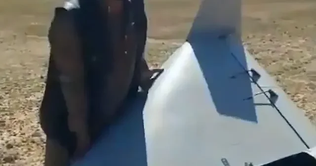 Irak’ta siviller, düşen İran İHA’sını araca yükleyerek götürmeye çalıştı VİDEO İZLE