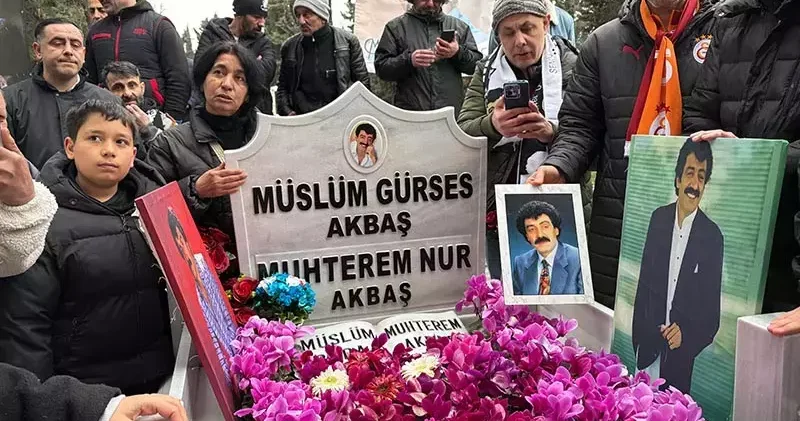 Müslüm Gürses ölümünün 13’üncü senesinde kabri başında dualarla anıldı