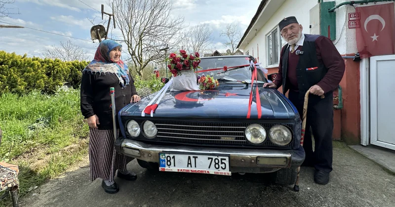 86 yaşında! Eşi için araba süsledi, şiir yazdı
