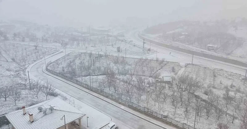 Konya’da kar yağışı ilçeyi beyaza bürüdü