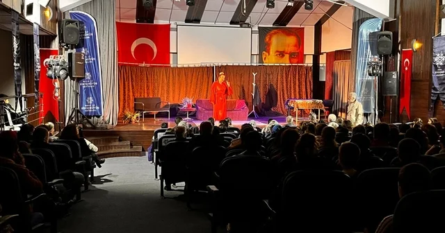 Karacasu da İyi Delirdik tiyatro oyunu vatandaşlarla buluştu Aydın Haberleri