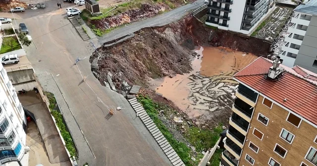 Edremit te inşaat alanında toprak kayması Göçük nedeniyle yol ve kaldırım zarar gördü Balıkesir Haberleri