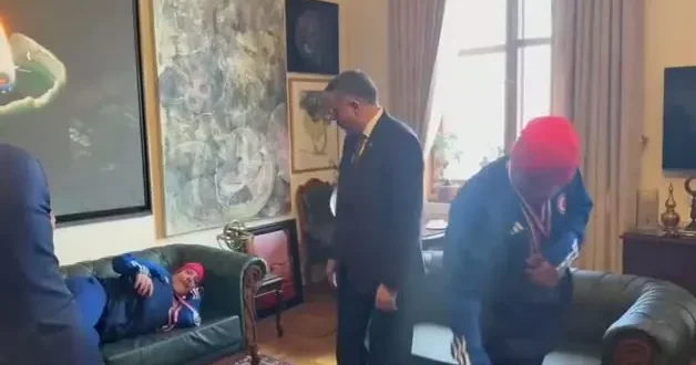 İçişleri Bakanı Çiftçi, şampiyon otizmli ikiz kayakçıları makamında kabul etti