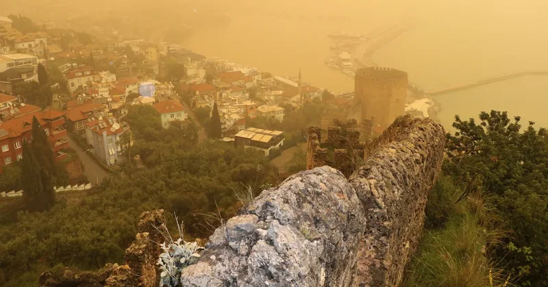 Gökyüzü renk değiştirdi: Görüntüler Antalya dan! Kuzey Afrika dan gelen...