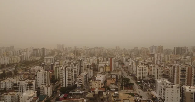Toz çevreyi kapladı: Görüş mesafesi düştü, hava kızıla döndü Mersin Haberleri