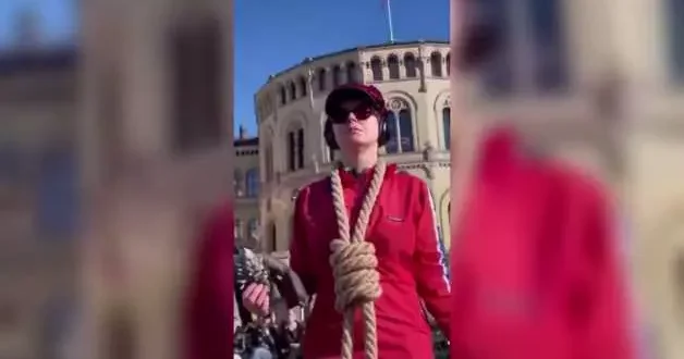 İsrail in idam kararına urganlı tepki! Parlamento binasının önünde boynuna geçirdi