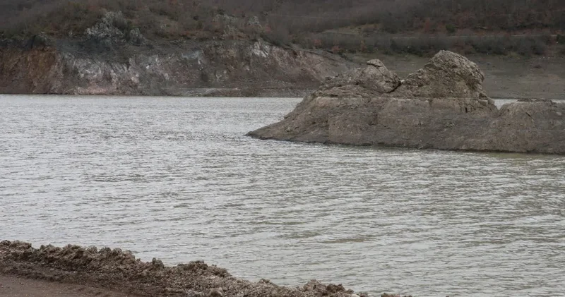 Kuraklığın izleri silindi: 500 metrelik yol sular altında kaldı, adacık gün yüzüne çıktı