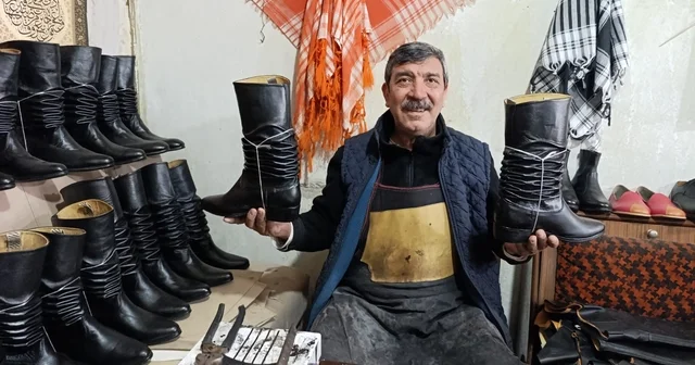 Asırlık kalıplarla körüklü çizme üretiyor Turgutlu da ayakkabı ustası 100 yıllık kalıplarla körüklü çizme yapımını sürdürüyor Manisa Haberleri