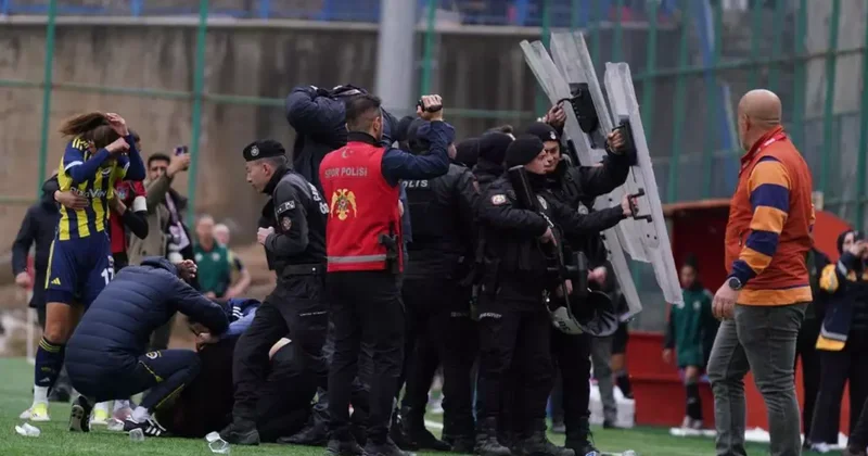 Fenerbahçe ye çirkin saldırı! Polis kalkan oldu