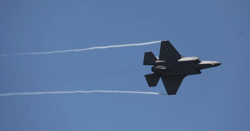 İran dan ABD savaş uçağı düşürüldü iddiası: Pilot paraşütle atladı Dış Haberler