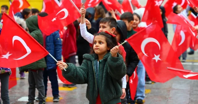 Elazığlı minikler milli takımın başarısını coşkuyla kutladı Öğrenciler okul bahçesini Türkiye Türkiye sesleriyle inletti Elazığ Haberleri