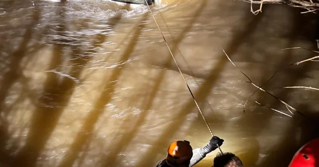 Nehre uçan araçta mahsur kalan sürücü, ekipler tarafından halatla kurtarıldı Erzurum Haberleri