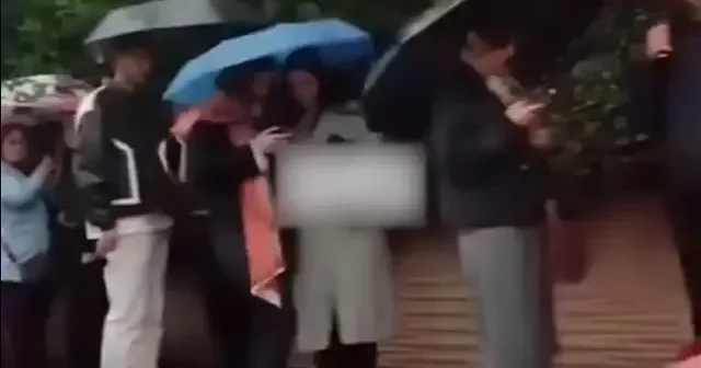 Yağmur altında uzun kruvasan kuyruğuna tepki gösterdi VİDEO İZLE