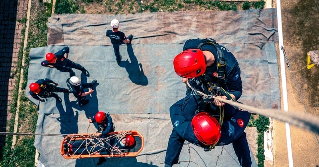 Antalya itfaiyesinin taze kanları göreve hazır Gerçeğini aratmayan tatbikatta, zamanla yarıştılar Antalya itfaiyesinin yeni erleri görev yerlerine atandı Antalya Haberleri