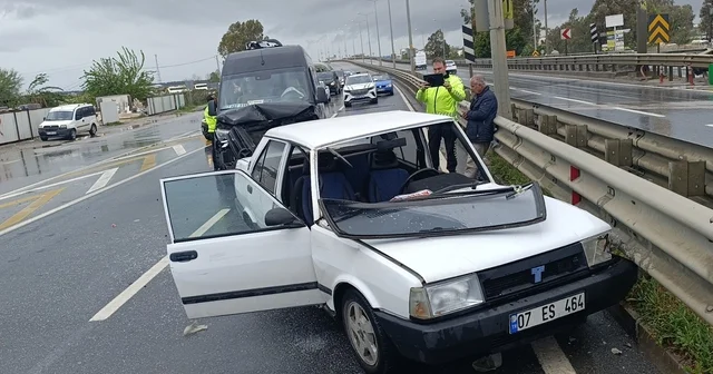 Antalya da intihar teşebbüsü gibi kaza güvenlik kamerasında Çarpmanın etkisiyle otomobildeki yolcu araçtan aşağı düştü Kavşakta ters yöne girip turistleri taşıyan tur minibüsüyle çarpıştı:1 yaralı Antalya Haberleri