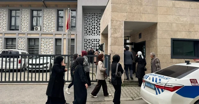 Umre dolandırıcılığı iddiasında firma sahibinden açıklama Firma sahibi Ü.S.: Ben bir yere kaçmadım. Bu bir batış dolandırıcılık değil Arkamızda bir tane bile mağdur bırakmayacağız Sakarya Haberleri