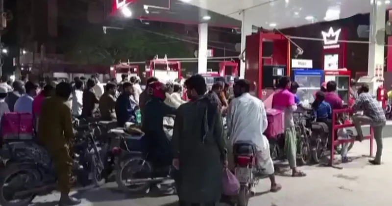 Savaş Pakistan ı vurdu, haberi alan bidonunu kapıp akaryakıt istasyonlarına koştu