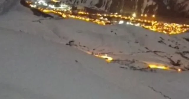 Hakkari de masalsı şehir görüntüsü eşliğinde tilkilerin oyunu Hakkari Haberleri