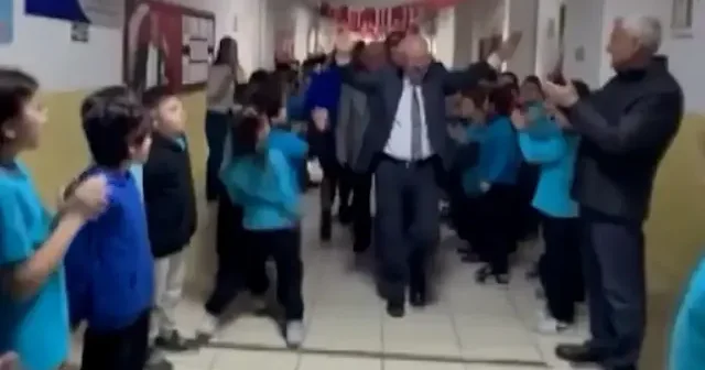 Muğla’da 43 yıllık öğretmen alkışlarla emekliye uğurlandı VİDEO İZLE