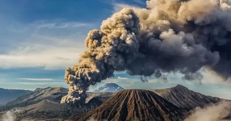 Gökyüzü küle boğuldu! Şiveluç’tan 11 kilometrelik dev püskürme Dünya Haberleri