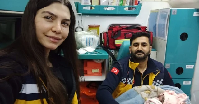 İlk çocuğunu ambulansta dünyaya getirdi Şanlıurfa Haberleri