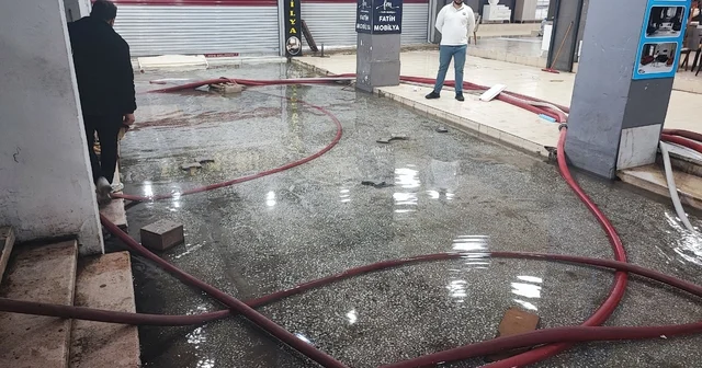 Adana da iş hanını 27 yıldır su basıyor Esnaf suyu kendi imkanlarıyla tahliye ediyor Adana Haberleri