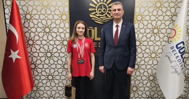 Şampiyon milli yüzücü Alara sevincini Başkan Sezer ile paylaştı Kocaeli Haberleri