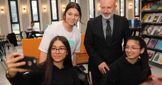 Başkan Çolakbayrakdar: Hizmetlerimizle okuyan bir nesil yetiştiriyoruz Kocasinan da gençlere yönelik kitap tahlil etkinliği düzenlendi Kayseri Haberleri