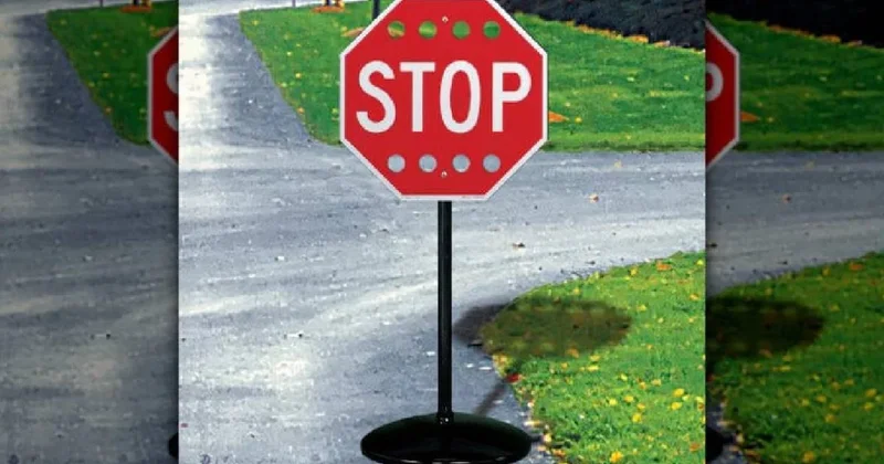 Meğer dur levhalarında bu yüzden delikler açılıyormuş Sözcü Gazetesi