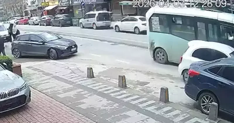 Maltepe de yolcu minibüsüyle otomobil çarpıştı: 3 yaralı