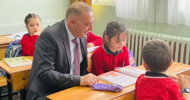 Minik öğrencinin mektubu kaymakam Cantürk ü sınıfa getirdi Manisa Haberleri