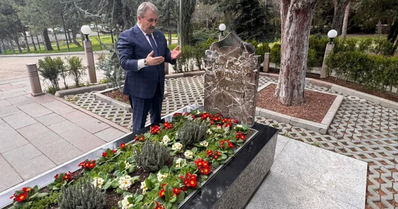 Destici Türkeş in kabrine 29 gül bıraktı... Bahçeli Yazıcıoğlu nun kabrine gitmişti