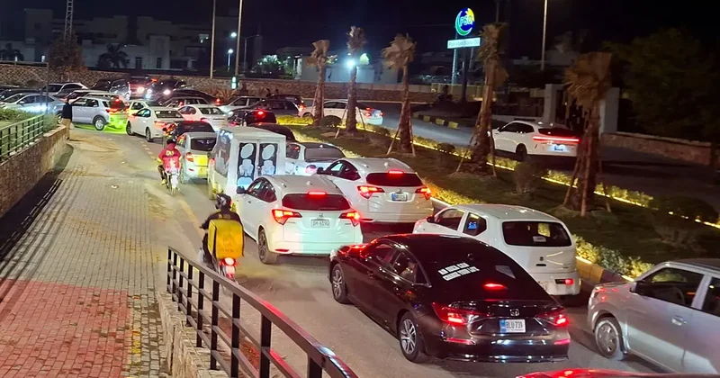 İran saldırıları nedeniyle Pakistan da akaryakıt fiyatlarına yaklaşık yüzde 42 zam